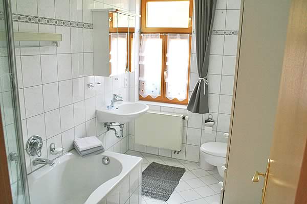 Badezimmer mit Wannenbad/Dusche